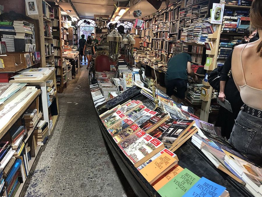 一艘真正的貢多拉裝滿了書,成了店裡的展示檯