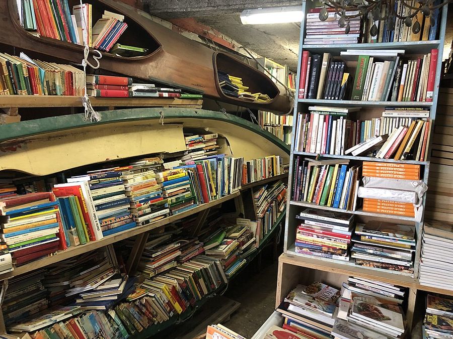 舊獨木舟被拿來當書架,舊書一路疊到船緣