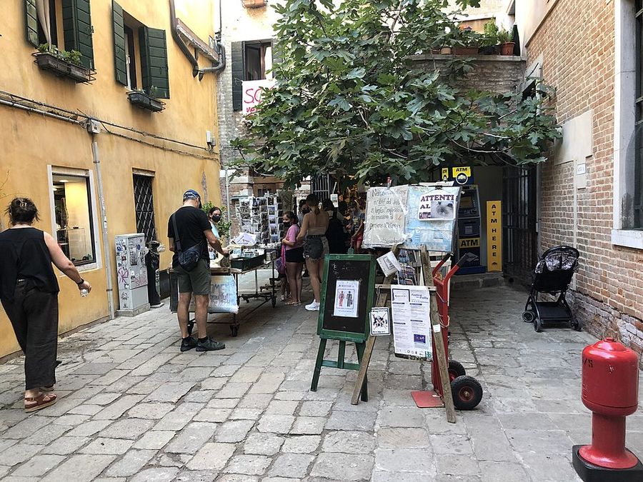 店門口的小中庭與樹,明信片與舊書擺在外頭