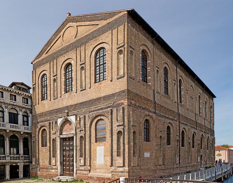 Scuola Grande della Misericordia 的外觀,磚造立面由 Sansovino 設計