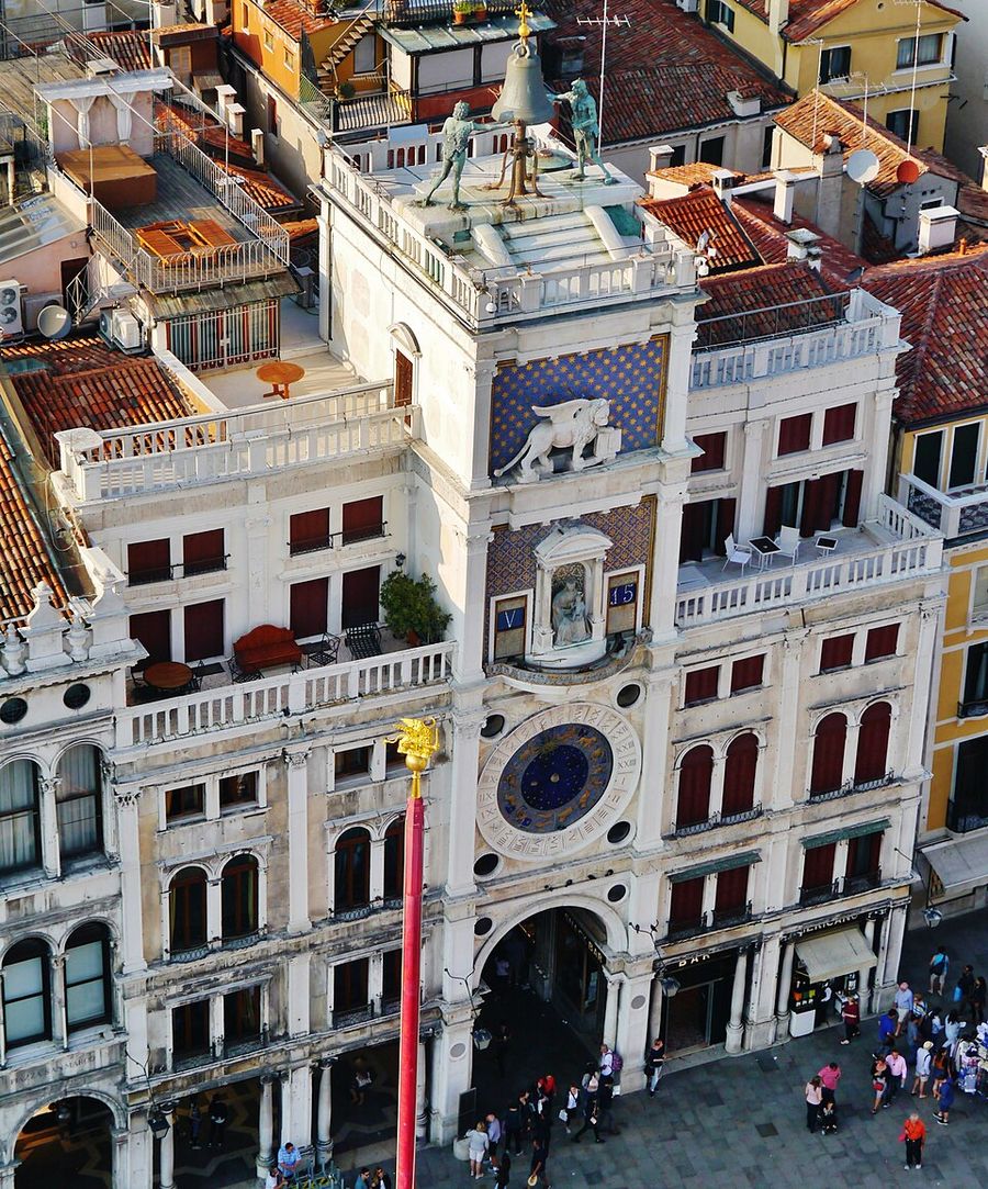 頂樓俯瞰紅瓦屋頂與鐘塔(Torre dell'Orologio)