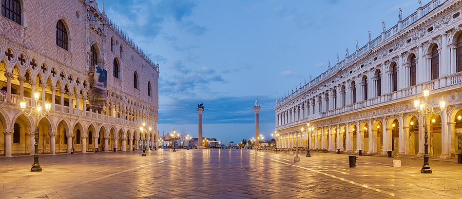 清晨的小廣場(Piazzetta),左邊就是總督宮粉白相間的外牆