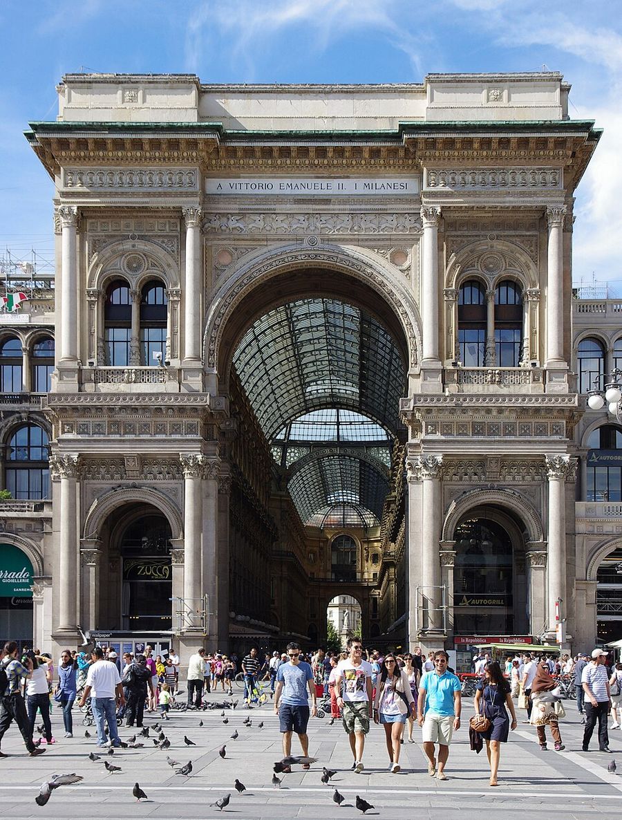 面向 Duomo 廣場的入口凱旋門外觀