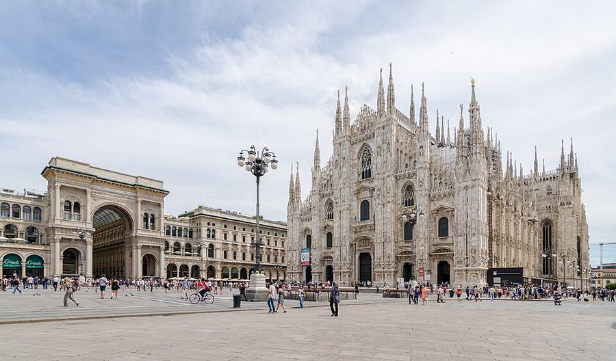 從 Duomo 廣場望向拱廊入口與米蘭大教堂