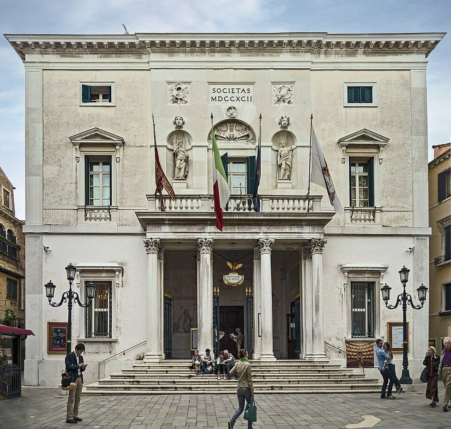 坎波聖凡丁(Campo San Fantin)上的新古典主義正面外觀