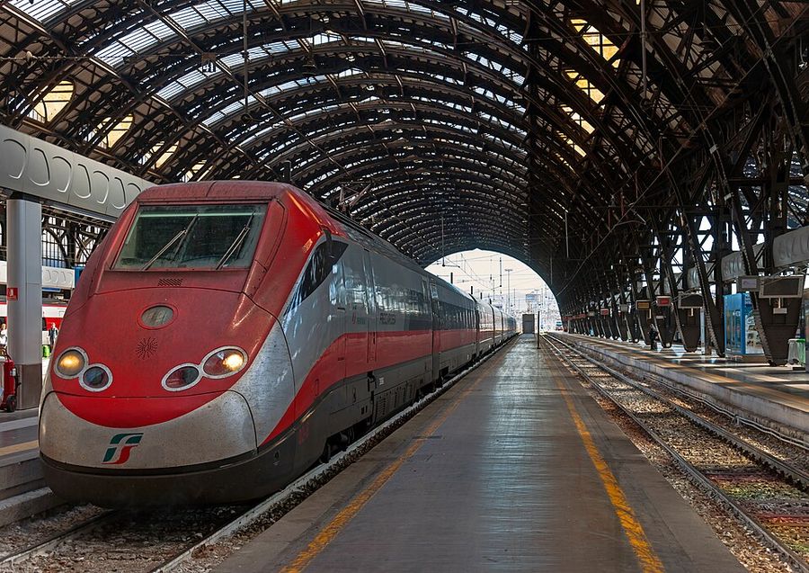 停靠月台的 Frecciarossa 高鐵列車