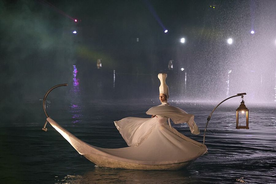 2024 年面具節的夜間水上表演(Arsenale 的 Marco Polo 演出,不是開幕遊行)
