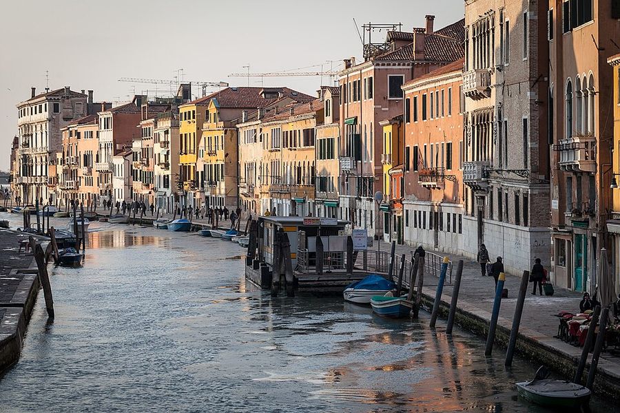 2012 年 2 月面具節期間的 Cannaregio 運河,這場慶典早年的舞台