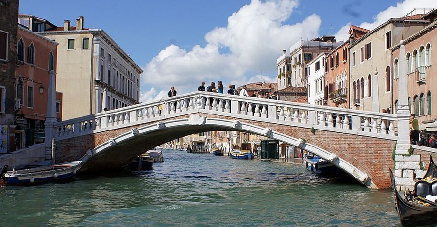 2024 年 2 月的 Ponte delle Guglie,橫跨 Cannaregio 運河的白色石橋