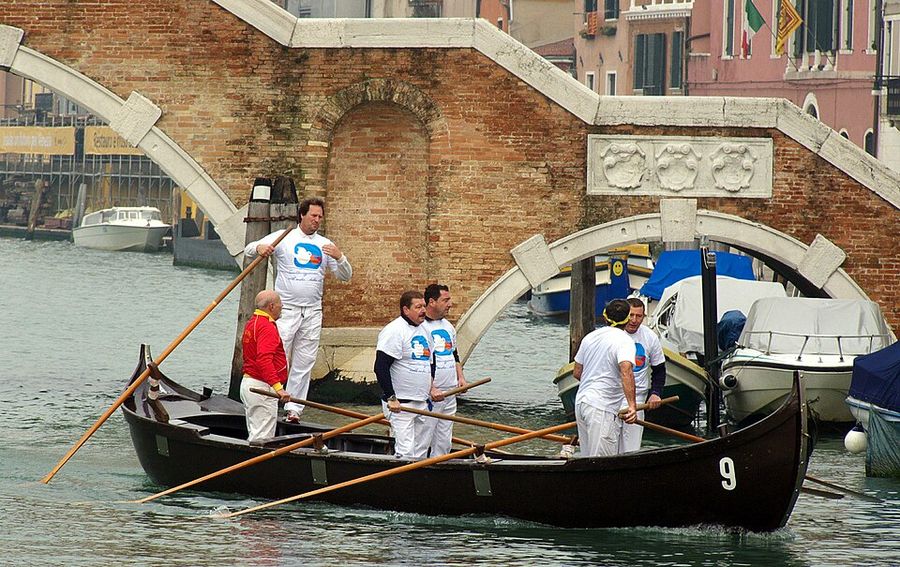 2010 年 11 月,Cannaregio 運河 Ponte dei Tre Archi 邊的划船練習(非面具節期間,示意威尼斯式站立划槳)