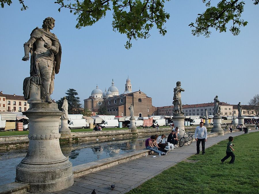 Prato della Valle 廣場,環繞水道與雕像,遠處是聖朱斯蒂娜教堂