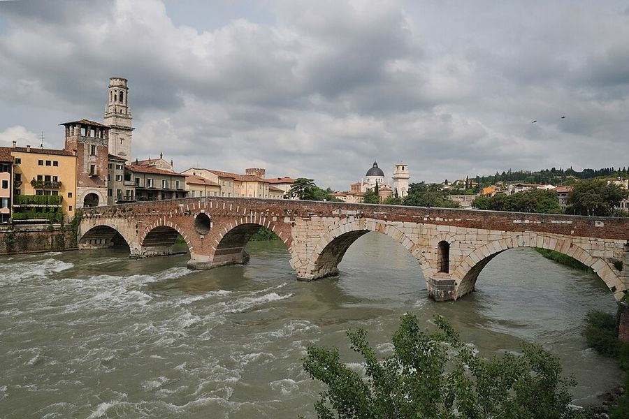 橫跨 Adige 河的羅馬石橋 Ponte Pietra