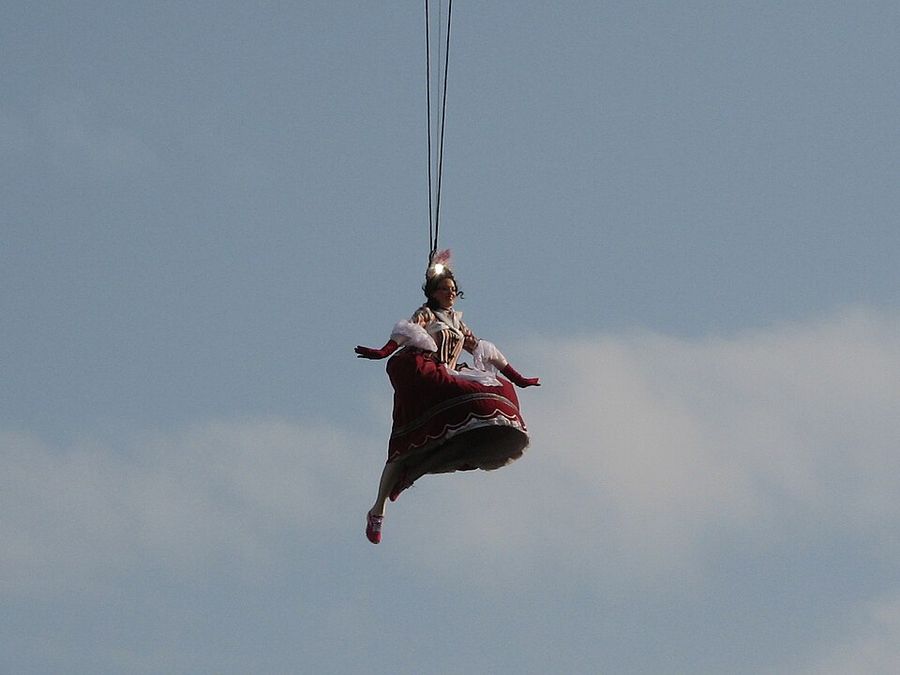 2012 年:穿著華麗禮服的天使吊在鋼索上滑過天空